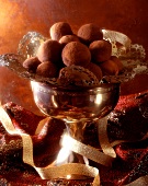 Schokoladentrüffel in einem Silberpokal mit weihnachtlicher Deko