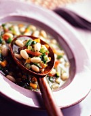 Soupe au pistou (Provenzalische Gemüsesuppe mit Basilikumpaste)