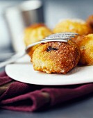 Plum fritters with almonds