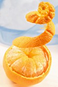 Spiralförmig geschälte Orange