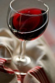 Ein Glas Rotwein auf einem Geschirrtuch