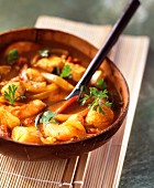 Leicht saure Fischsuppe mit Curry