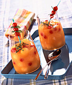 Geeiste Melonensuppe mit Honig und roten Johannisbeeren