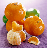 Frische Mandarinen, davon eine geschält