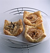 Pear-cinnamon and pear-vanilla flaky pastry tartlets
