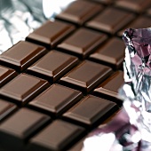 Eine Tafel dunkel Schokolade auf Folie