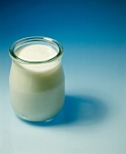 Naturjoghurt im Glas, blauer Hintergrund