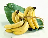 Frische Bananen auf Bananenblatt