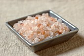 Grobes Himalaya-Salz in einem kleinen Schälchen