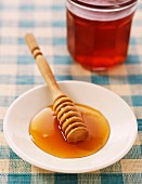 Honig mit Honiglöffel in einem Teller