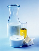 Milchprodukte und Fette in Glasbehältern