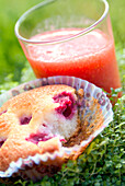 Raspberry muffins with strawberry juice (Close Up)