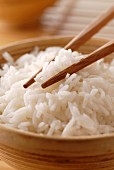 Reis und Essstäbchen
