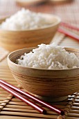 Zwei Schalen mit Reis