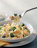Spaghettis with broccoli and salmon