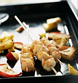 chicken and shrimp brochettes with fruit à la plancha