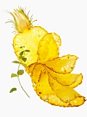 In hauchdünne Scheiben geschnittene Ananas
