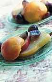 Provenzalisches Obstdessert mit Pfirsich, Trauben, Birne und Nektarine