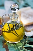 Flasche Olivenöl mit Rosmarin