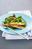 Lauwarmer Salat mit Stubenküken, Balsamico-Essig und Parmesan