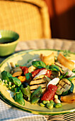 Salat mit gegrilltem Gemüse und Mozzarella