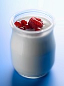 Joghurt im Glas mit frischen Beeren