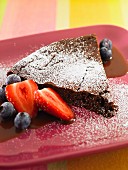 Ein Stück Moelleux au chocolat (lauwarmer Schokoladenkuchen, Frankreich)