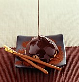 Devil's Food Cake mit Schokolade überziehen