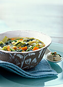 Gemüsesuppe mit Spinat und grünen Bohnen