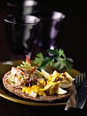 Galette mit Krabbensalat, Äpfeln und Currysauce