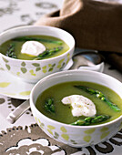Green asparagus soup with cream