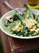 Salat mit Zucchini, Rucola, Pilzen und Olivenöl
