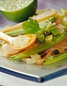 Avocado-Carpaccio mit geräuchertem Fisch