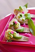 Avocado-Fisch-Salat mit Limette und Blüten als Vorspeise