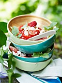 Tomatensalat mit Feta und Erdbeeren