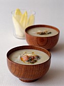 Cream of chicory soup with salmon and dill