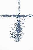 Wasserstrahl erzeugt viele kleine Wasserblasen