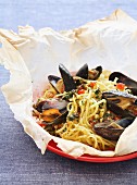 Spaghettis and mussel papillote