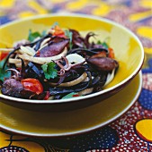 Oktopus-Salat und schwarze Tagliatelle mit Sepiatinte