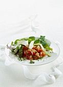 Rotes Thunfisch-Tatar, Salat mit rohem und gekochtem grünen Spargel