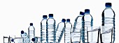 Plastikflaschen und Gläser Wasser