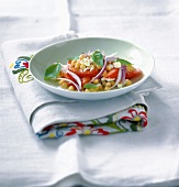 Kichererbsen-Tomaten-Salat mit roten Zwiebeln und Basilikum