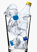Leere Plastikflasche in grossem Glas