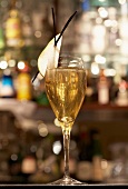 Champagner im Glas mit Birne und Vanille