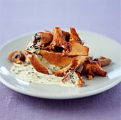 Puff pastry with chanterelles and green beets in creamy sauce
