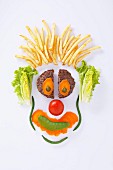 Clownkopf aus Frikadell, Pommes und Gemüse
