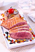 Magret de canard (Kaltgeräucherte Entenbrust) mit Rotweinsauce und Shiitake-Auberginen-Timbale