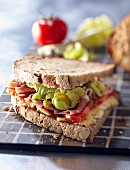 Sandwich mit Rohschinken, Gemüse und Salat