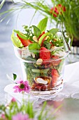 Salat mit Erdbeeren und Feta im Glas