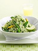 Reissalat mit grünem Gemüse, Maiskölbchen und Limette